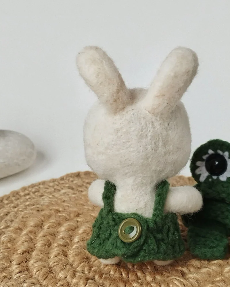 Маленький зайчик игрушка из шерсти. Зайка в костюме лягушки