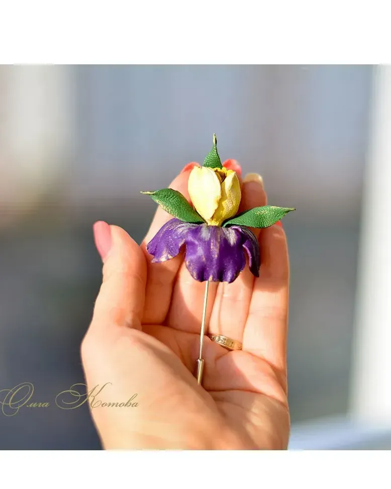 Брошь игла Ирис из кожи маленький цветок желто фиолетовый