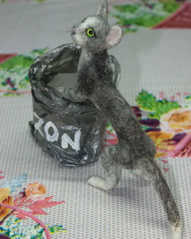 Котик с пакетом, валяная игрушка — Основной