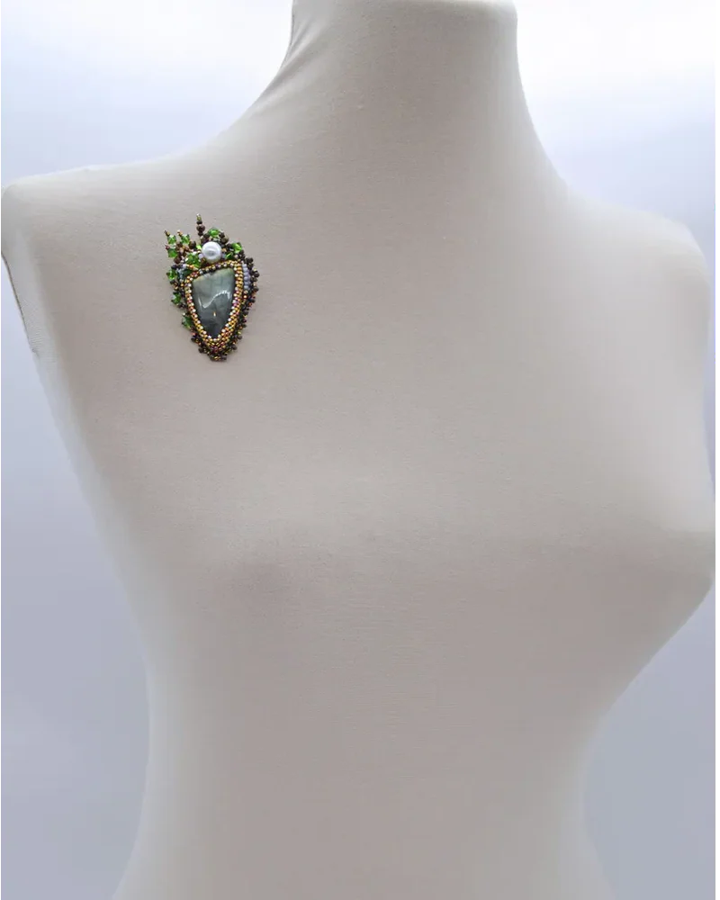 Брошь ручной работы с лабрадором и Swarovski