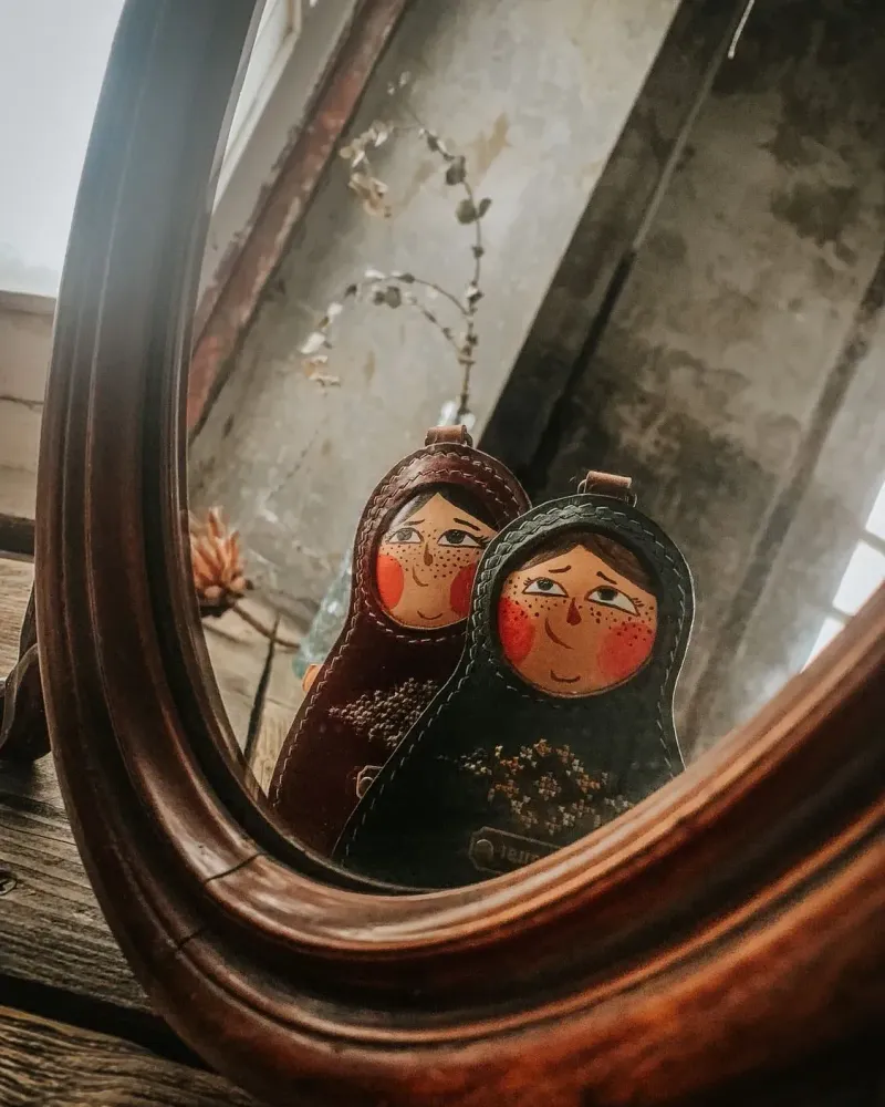 Ключница-матрёшка из кожи с ручной вышивкой и росписью — Маруся и Нинель