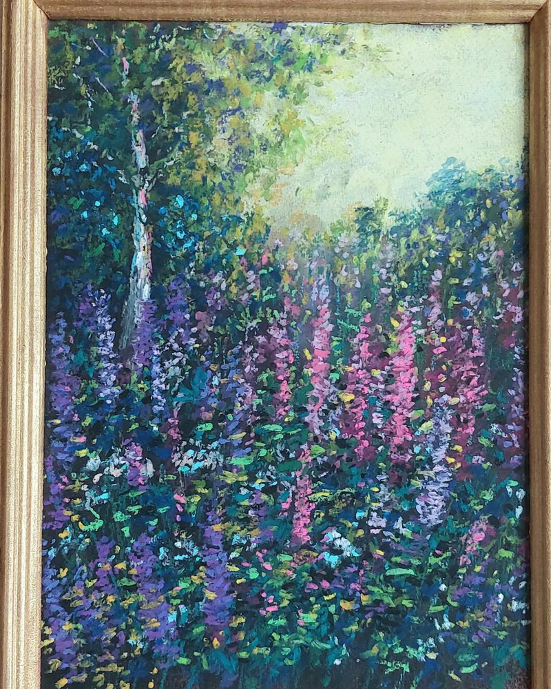 Яркие цветы лета Люпины и закат картина