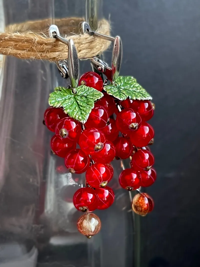 Серьги со стеклянными ягодами