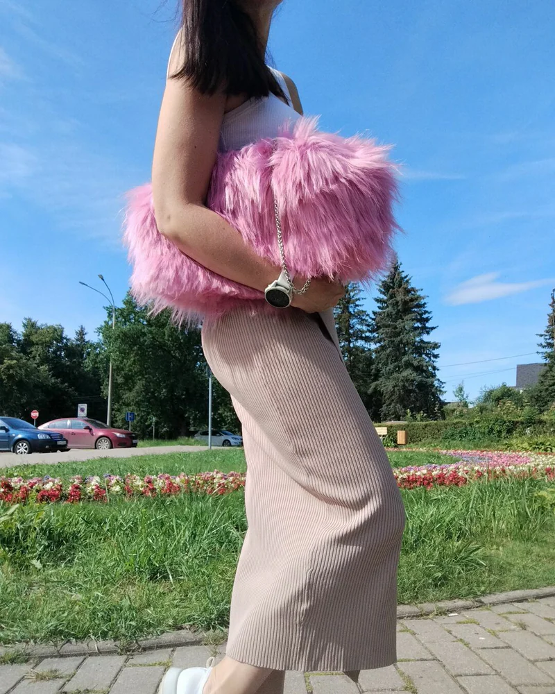 Лохматый клатч из меха на фермуаре — Розовый