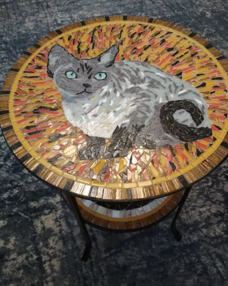 Круглый столик с мозаикой, кот на золотом