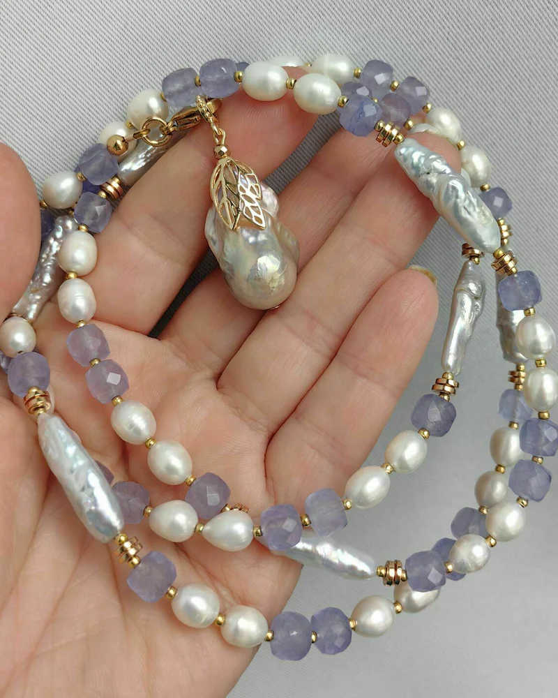 Изящное колье с жемчугом барокко и аметистом в огранке куб