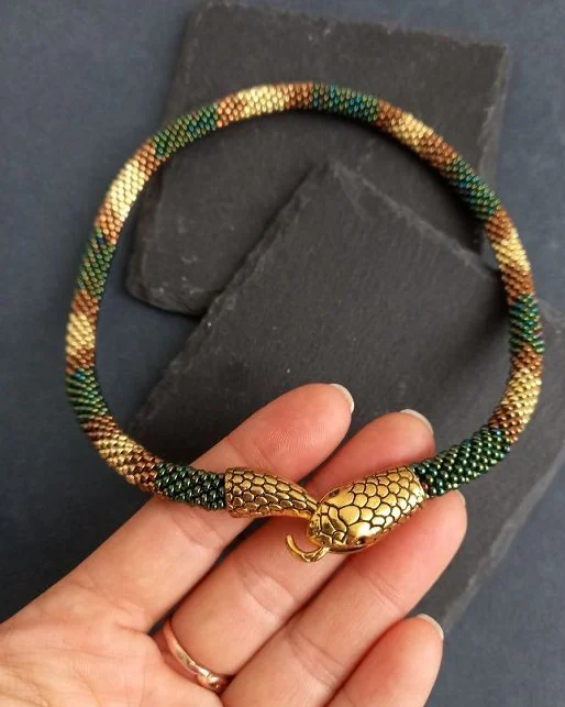 Колье чокер жгут Змея подарок зеленый золотой бисера для женщины