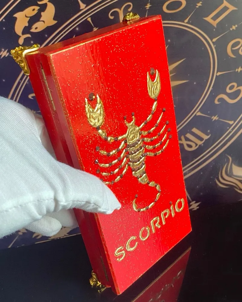 Шкатулка для денег по Зодиаку "Скорпион" — Красная шкатулка