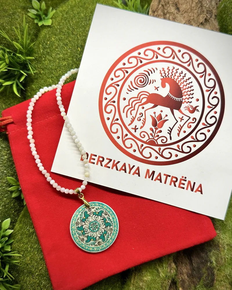 Подвеска на перламутровых бусах "Мезенская Мандала"