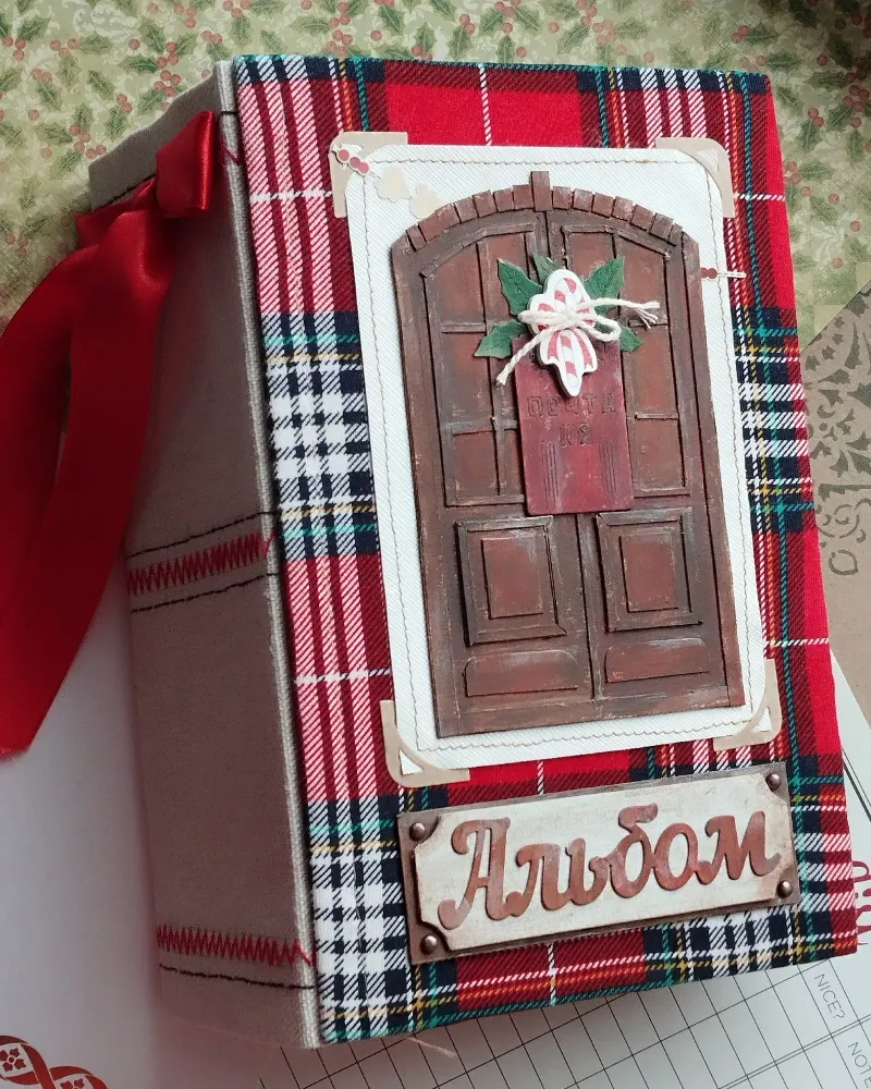 Новогодний фотоальбом в красную клетку