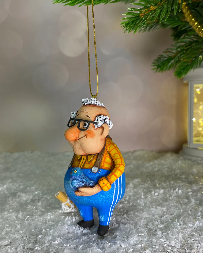 Ёлочная игрушка «Дед с голубями»