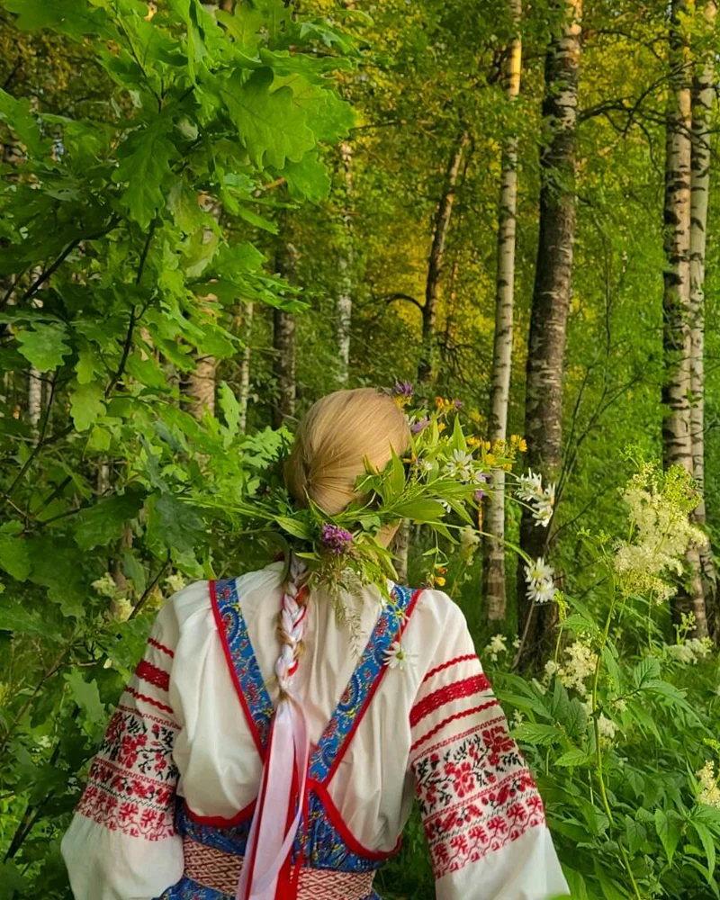 Рубаха народная женская с вышивкой, красно-синей