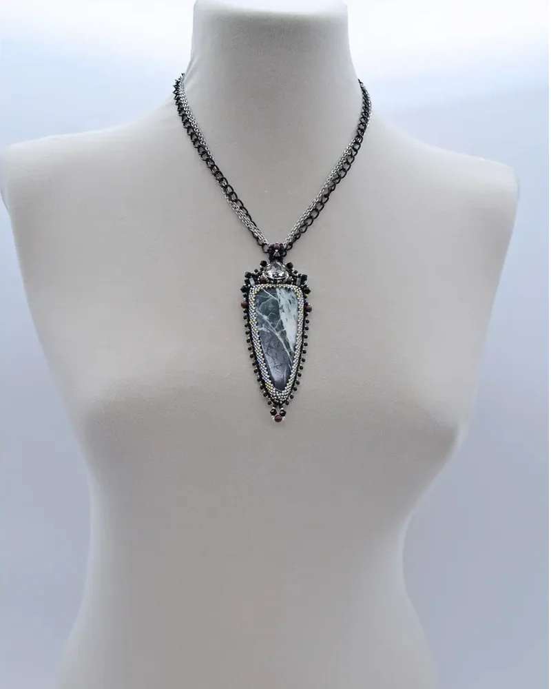 Кулон ручной работы с офитом и Swarovski