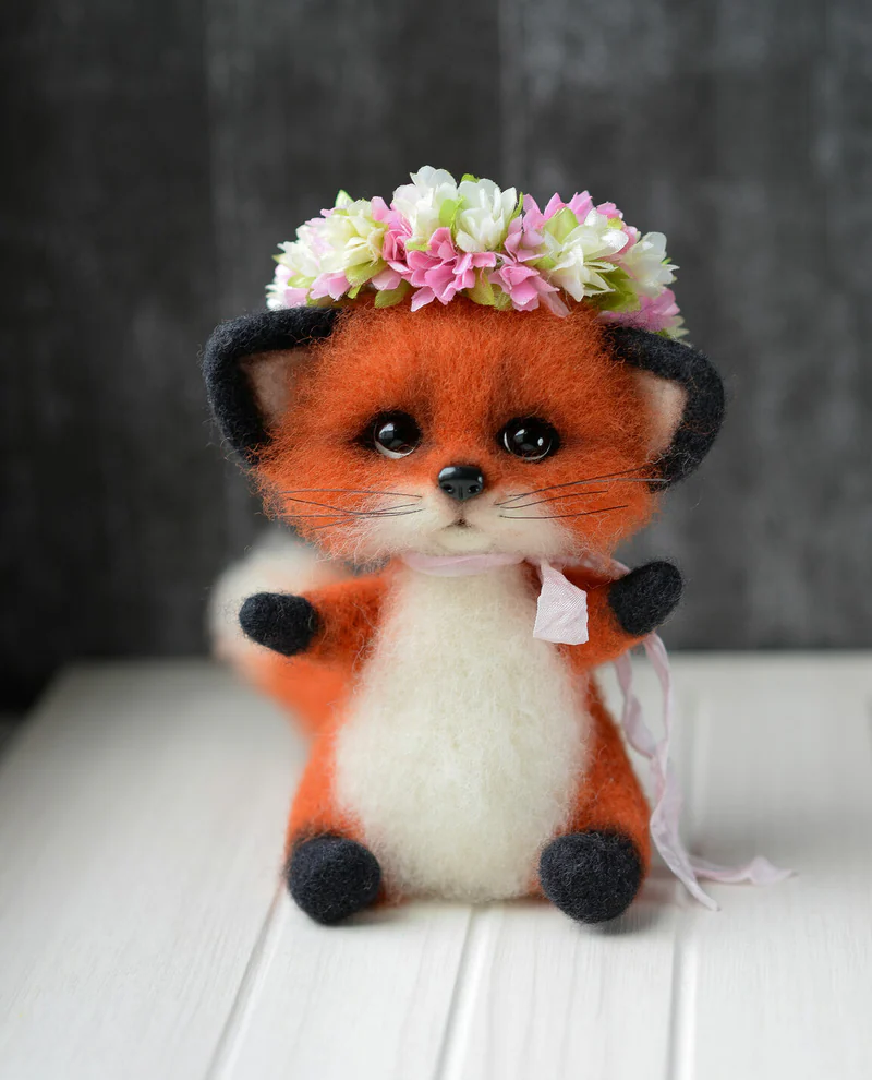 Милая лиса с венком, войлочная игрушка