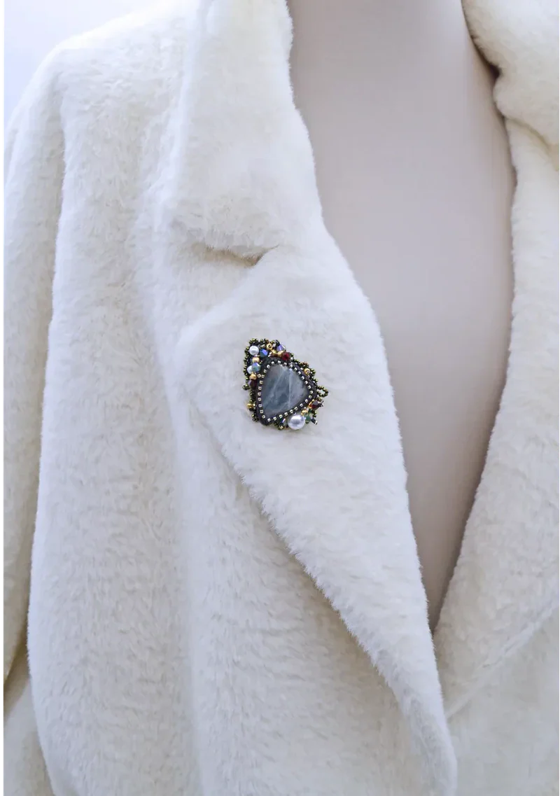 Брошь ручной работы с лабрадором и Swarovski
