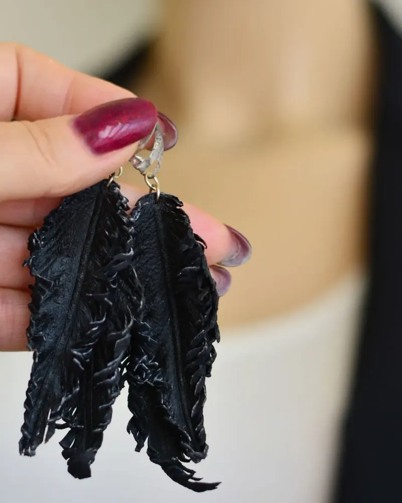Серьги длинные Перья серые из кожи