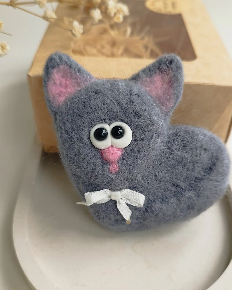 Брошь котик- сердце из шерсти, брошь на пиджак серый кот