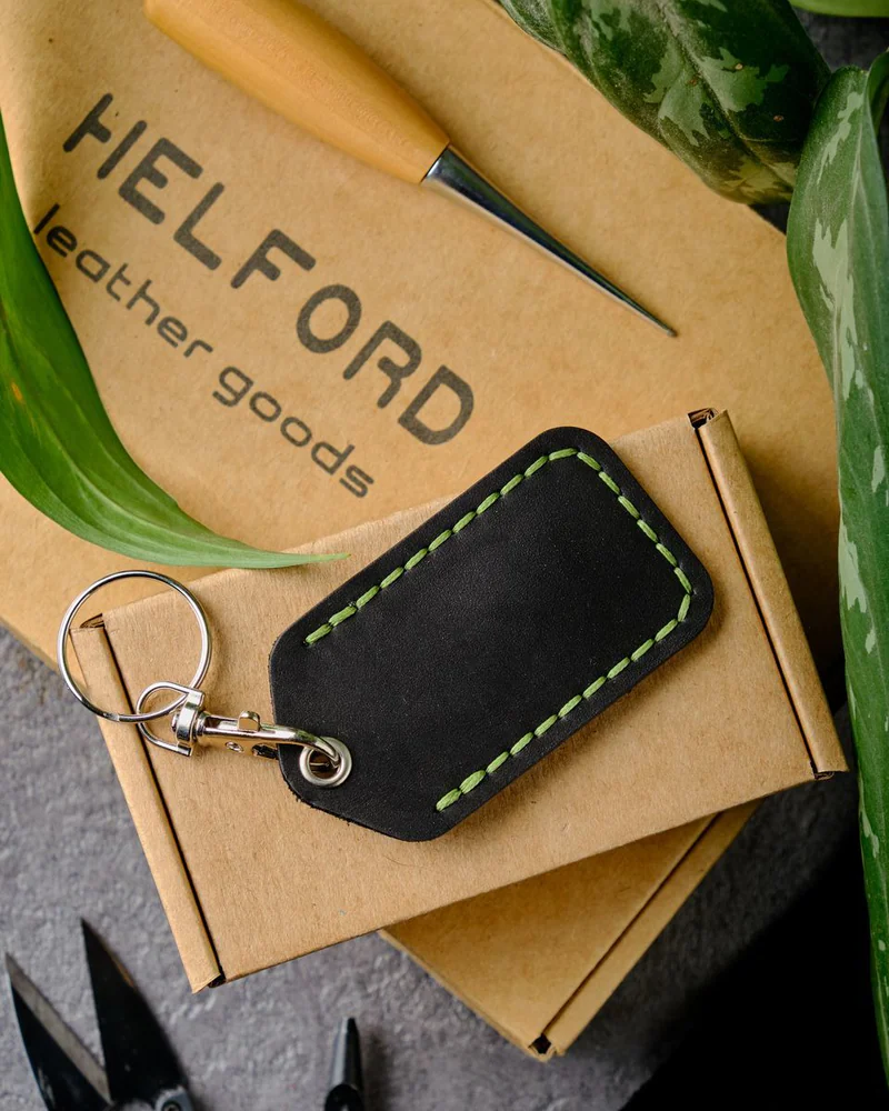 Брелок-чехол для ключей из натуральной кожи HELFORD Smart чёрно-зелёный