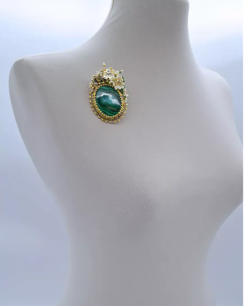 Авторская брошь с малахитом и Swarovski