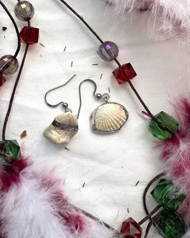 Серьги в витражной технике из ракушки и коралла — Молочный, серебро, белый