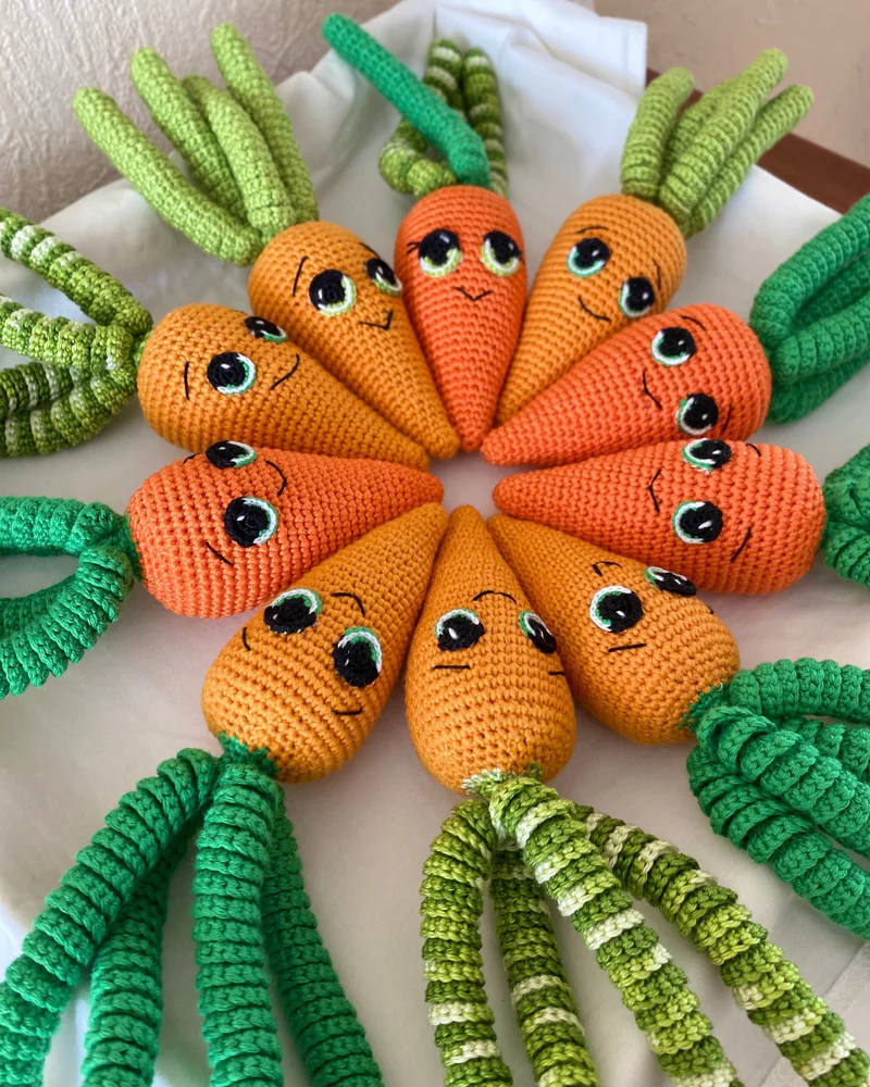 Вязаная игрушка морковка для новорождённого