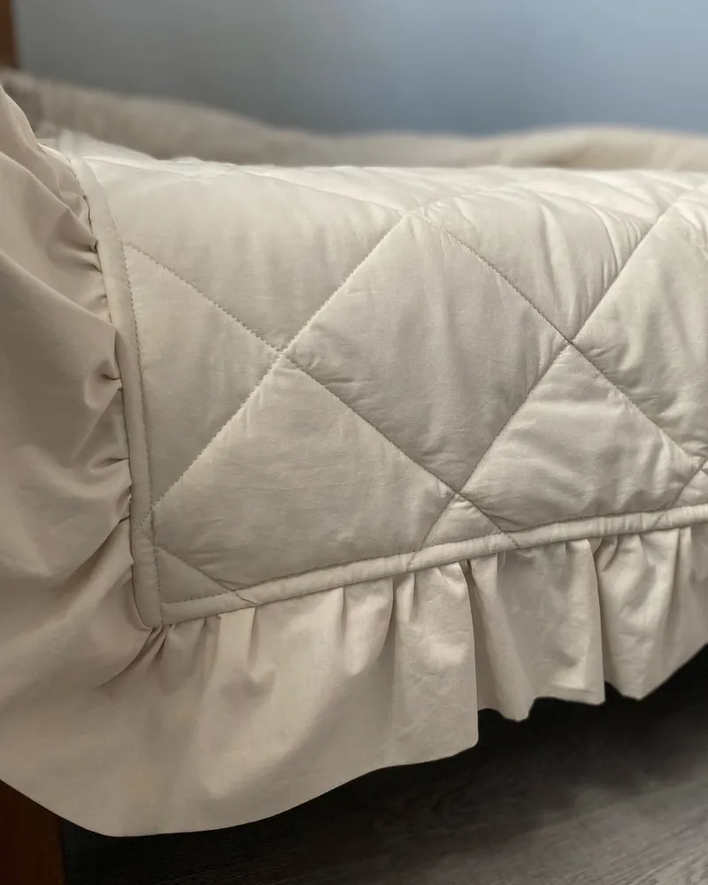 Двухстороннее покрывало с рюшей - "Нежность" — текстиль