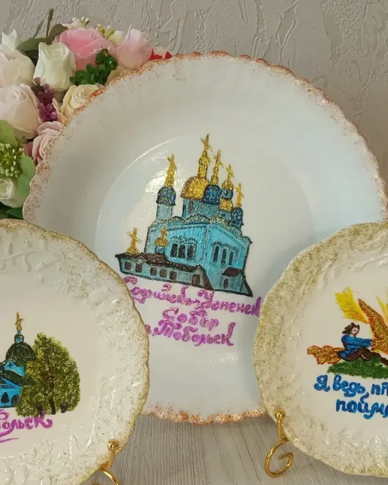 Декоративная тарелка «Тобольский кремль» с росписью — Белая