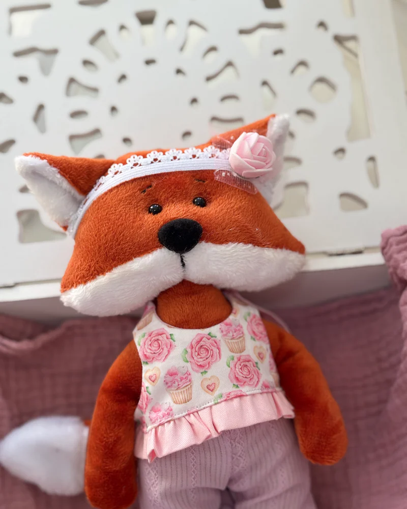 Лисичка игрушка антистресс с гречневой лузгой, игрушка с одеждой — в костюме с рюшами