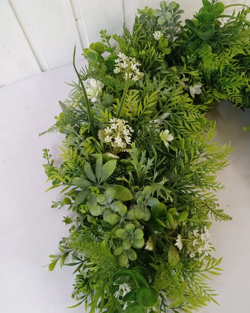 Цветочная гирлянда из искусственной зелени