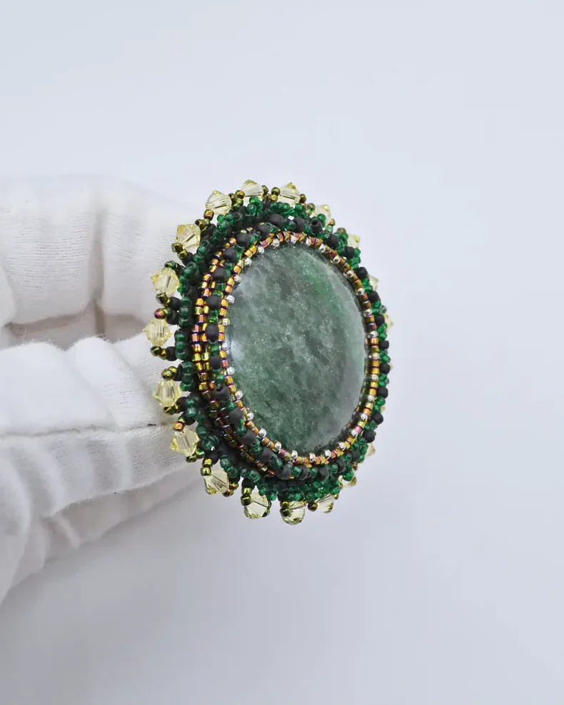 Брошь ручной работы с авантюрином и Swarovski