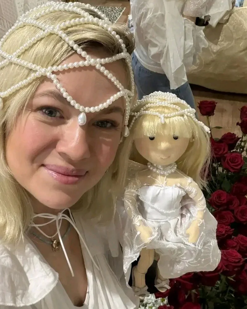 Портретная кукла по фото на подставке, подарок подруге, девушке, жене — Основной