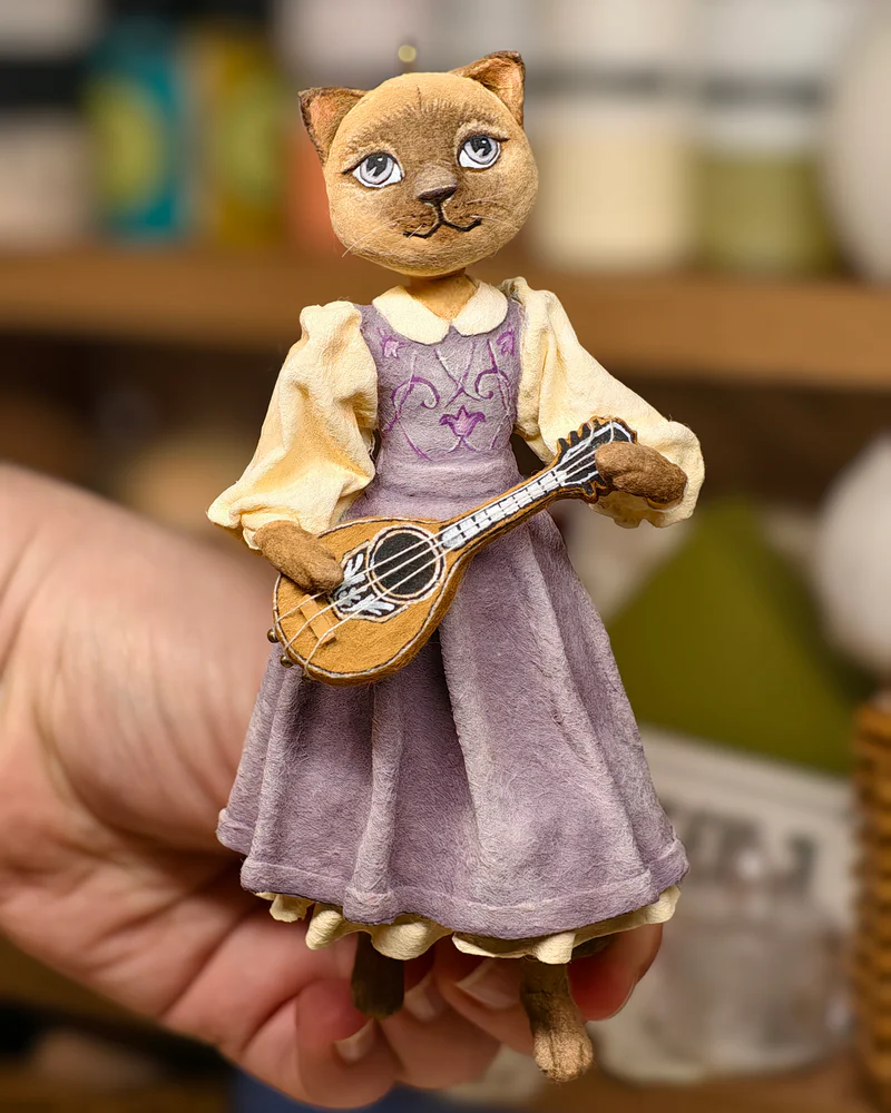 Ватная ёлочная игрушка "Кошечка с мандолиной"