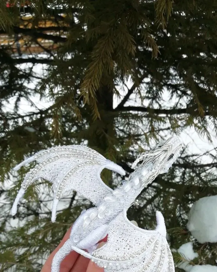 Брошь «Ice Dragon», белая — Основной