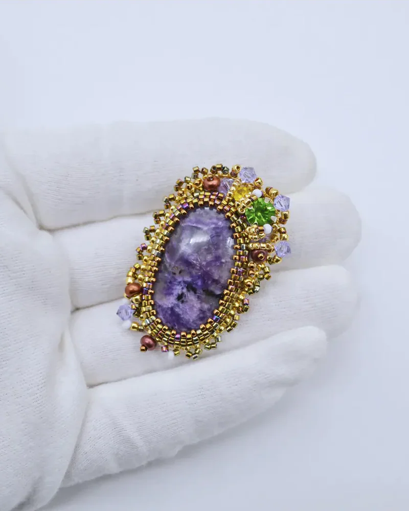 Брошь ручной работы с чароитом и Swarovski
