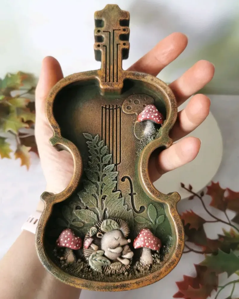 Декоративная скрипка с грибами