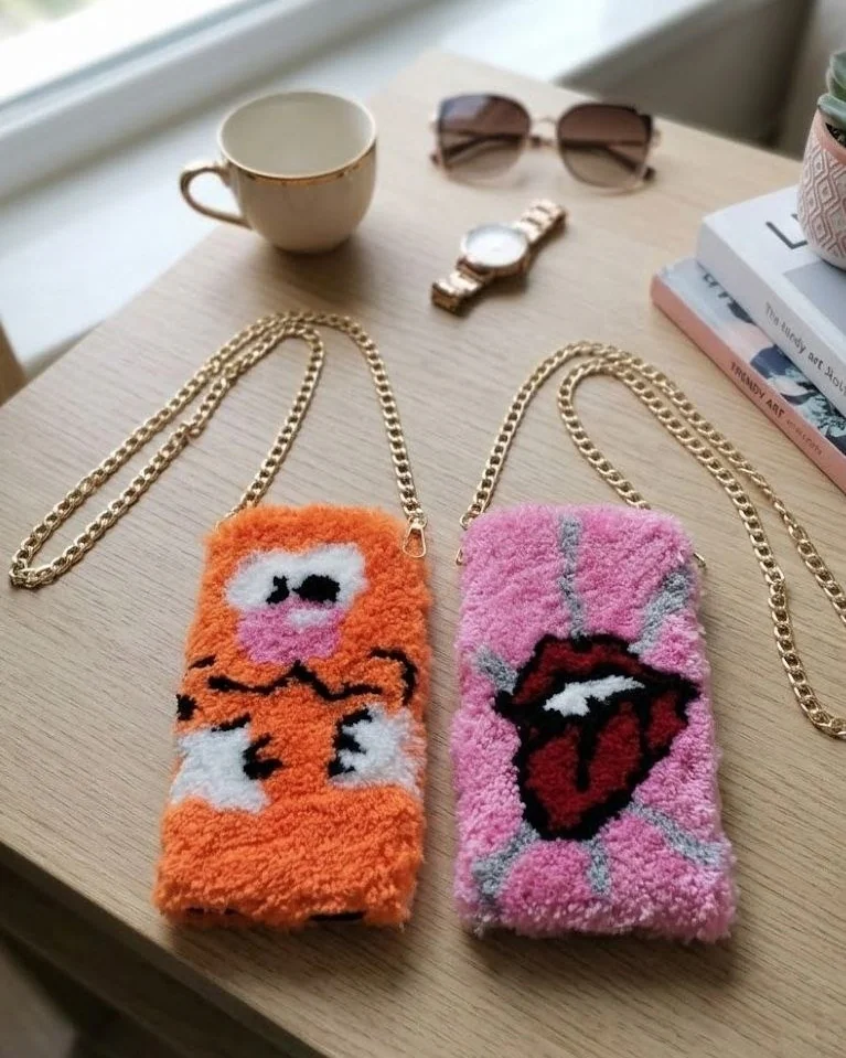 Сумочка для телефона «Тигр» / «Rolling lips» на цепочке