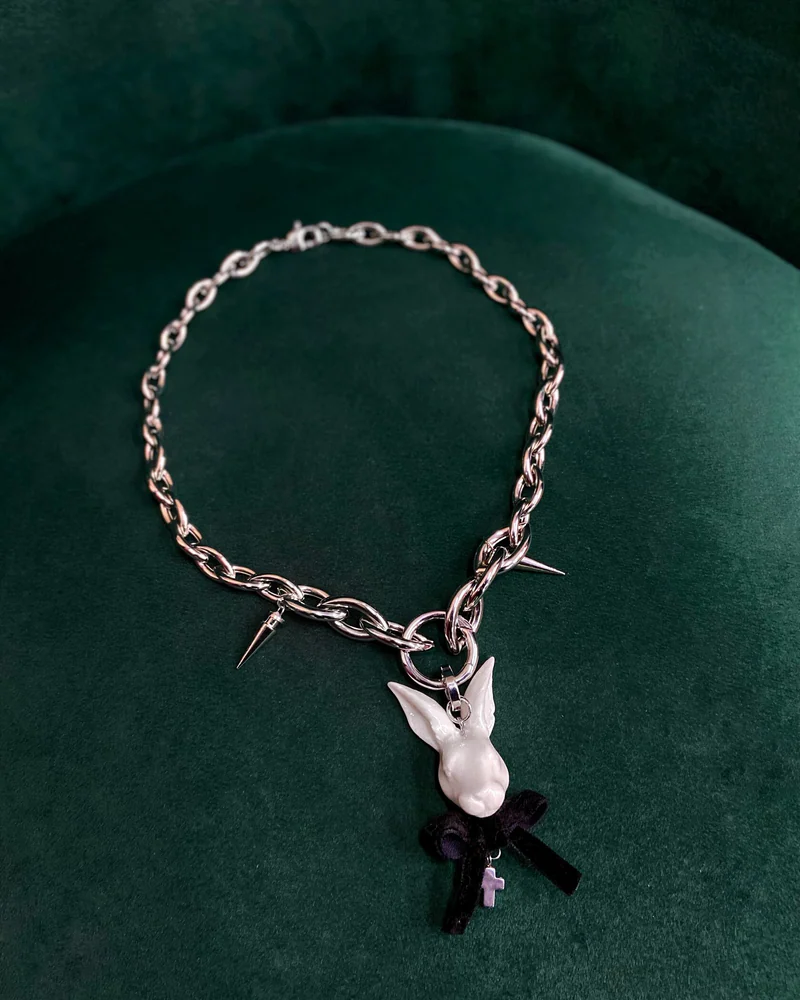 Колье «Bunny Velvet Chain» с белым кроликом на цепи — Основной
