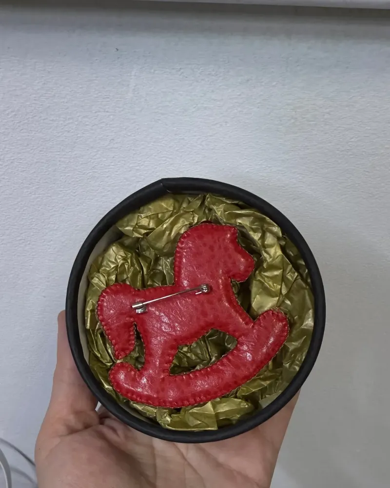 Брошь «Красная лошадь»
