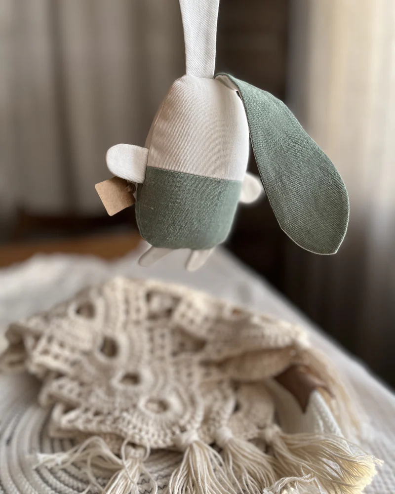 Зайка с вышитыми морковками — мягкая игрушка — Основной