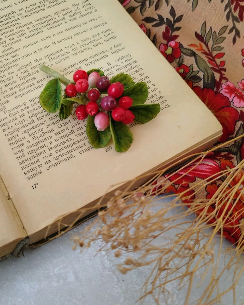 Брошь ручной работы Брусника