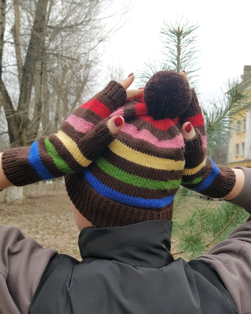 Шоколадный вязаный комплект шапка и митенки с разноцветными полосками — Шоколадный комплект