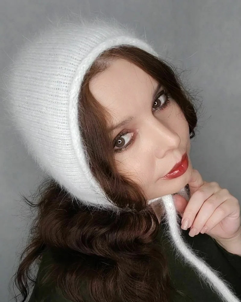 Чепчик белый из ангоры с пайетками