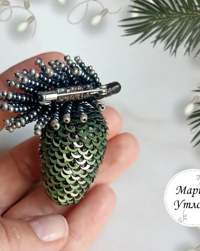 Брошь «Новогодняя» с шишкой, зелёная
