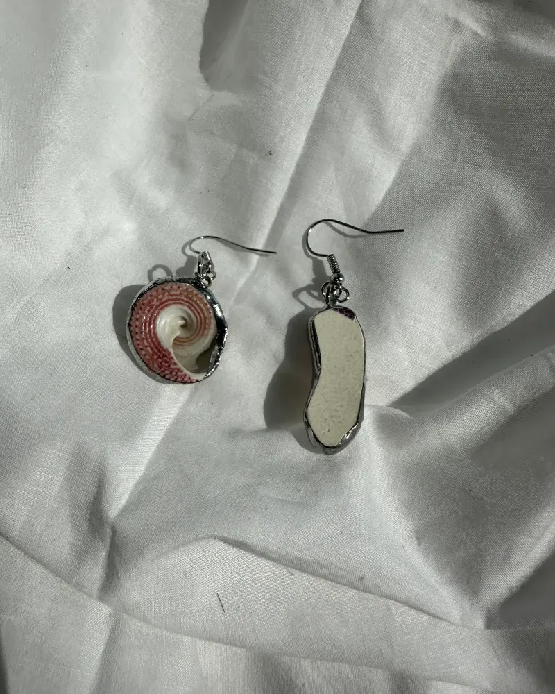 Серьги русалки из ракушки и морской керамики в витражной технике Тиффани — Малиново-белый