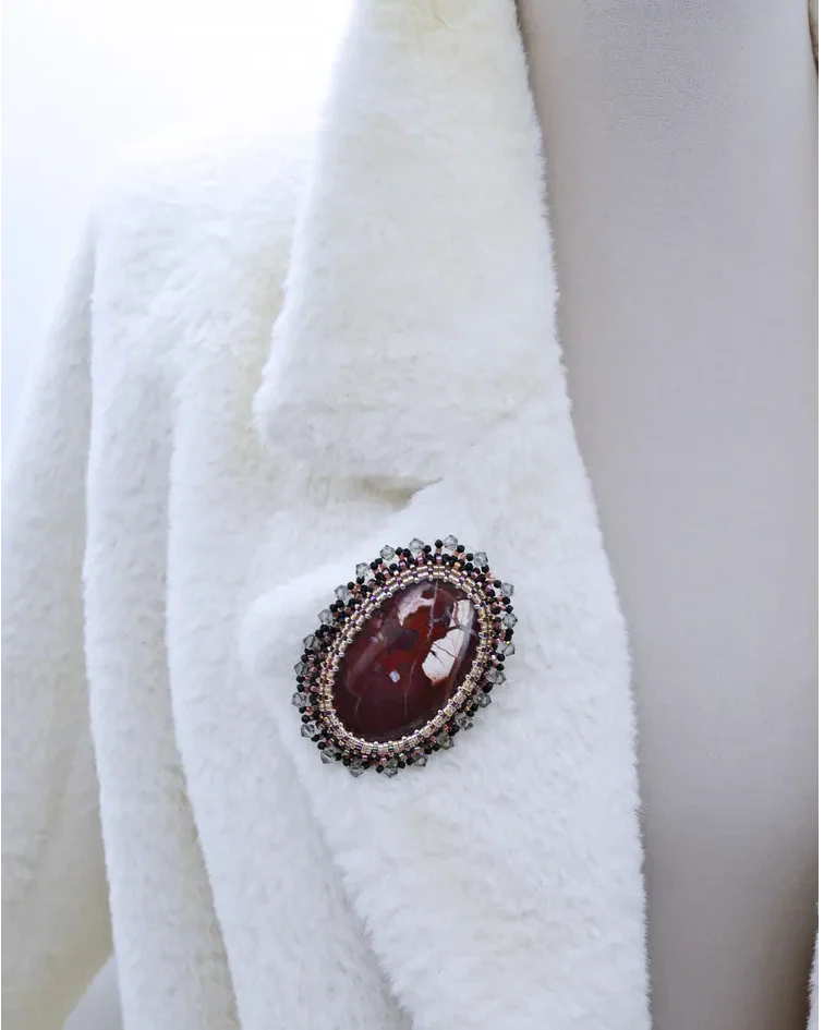 Брошь ручной работы с яшмой и Swarovski