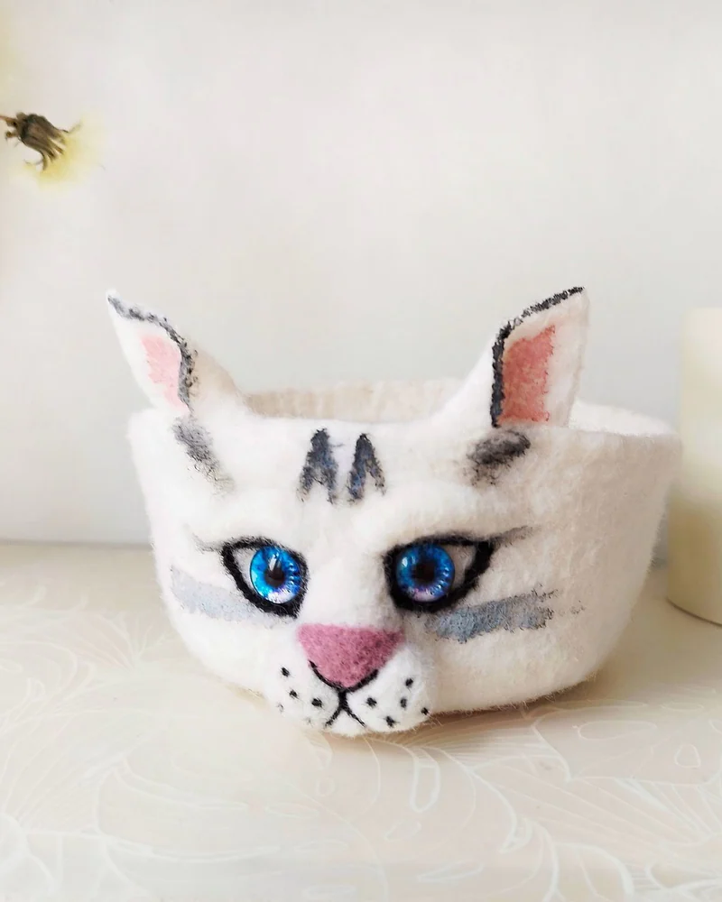 Белый кот из шерсти. Корзинка для хранения мелочей