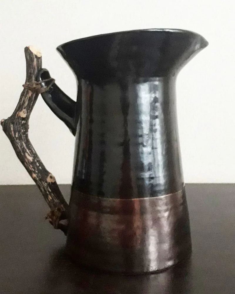 Чёрный кувшин с перламутром и ручкой из дрифтвуда