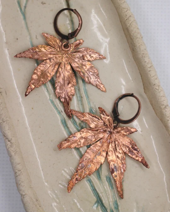 Серьги из листьев японского клёна