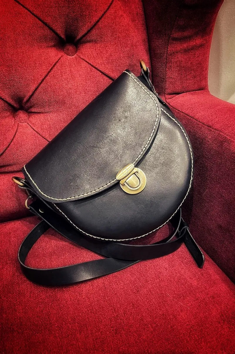 Сумка crossbody из чёрной кожи через плечо