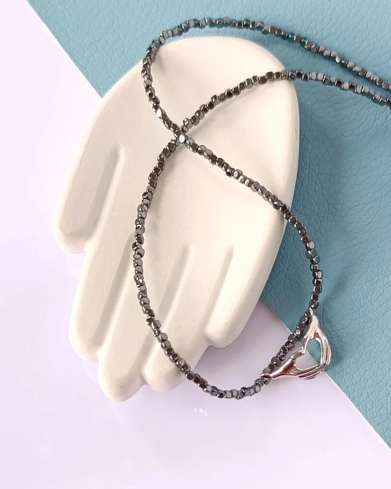 Чокер из гематита с подвеской "руки любви"
